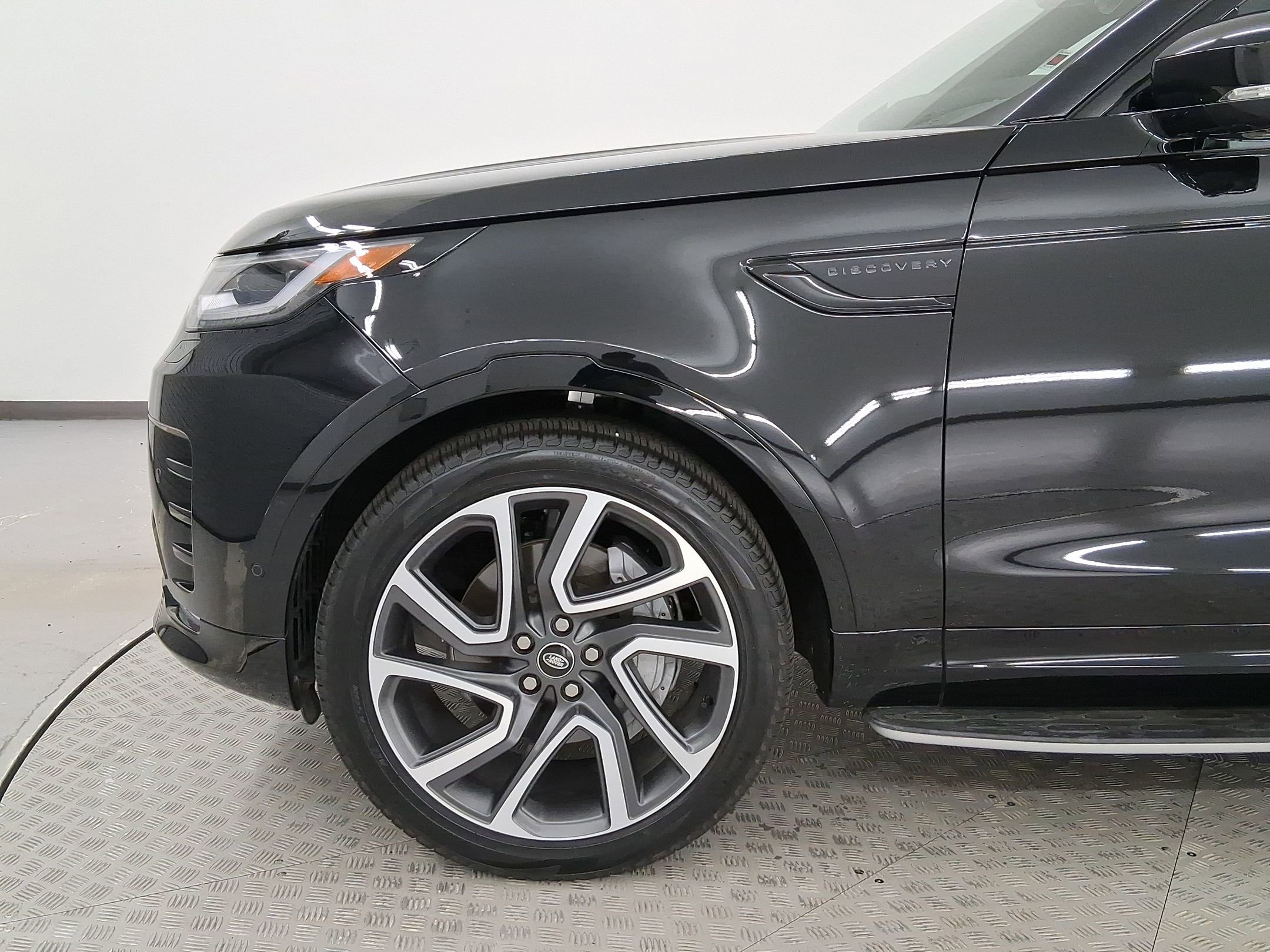 Used 2025 Land Rover Discovery Dynamic SE image 20