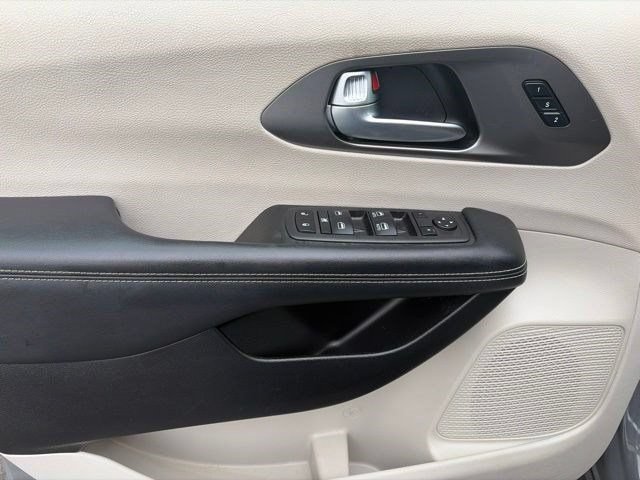 Used 2023 Chrysler Pacifica Touring-L FWD image 11