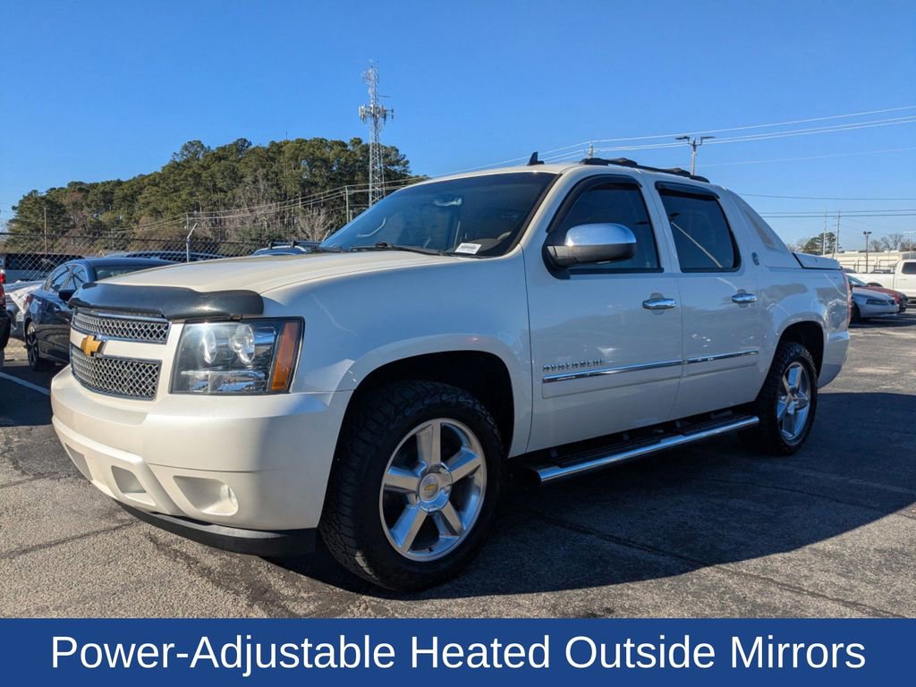 Used 2013 Chevrolet Avalanche LTZ image 8