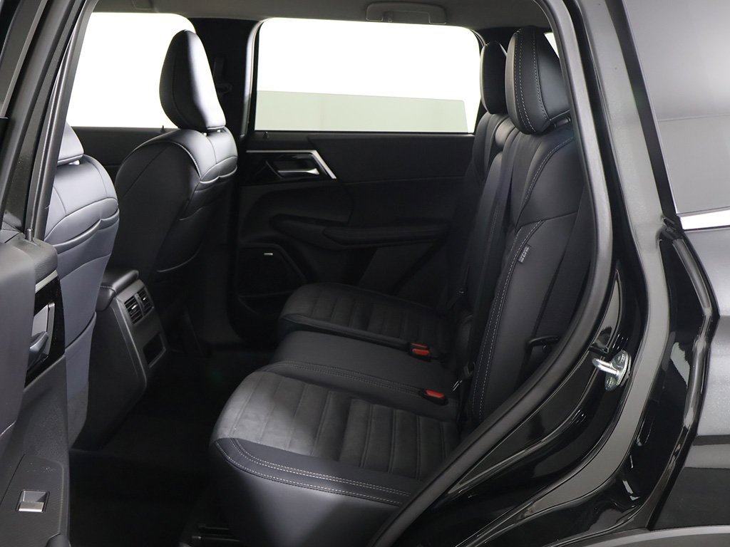 New 2025 Mitsubishi Outlander SE image 31