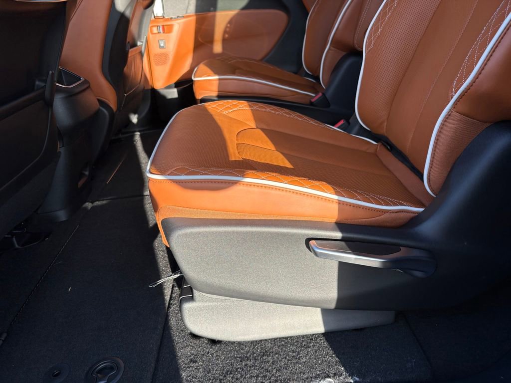 New 2026 Chrysler Pacifica Pinnacle w/ Trailer Tow Group image 33
