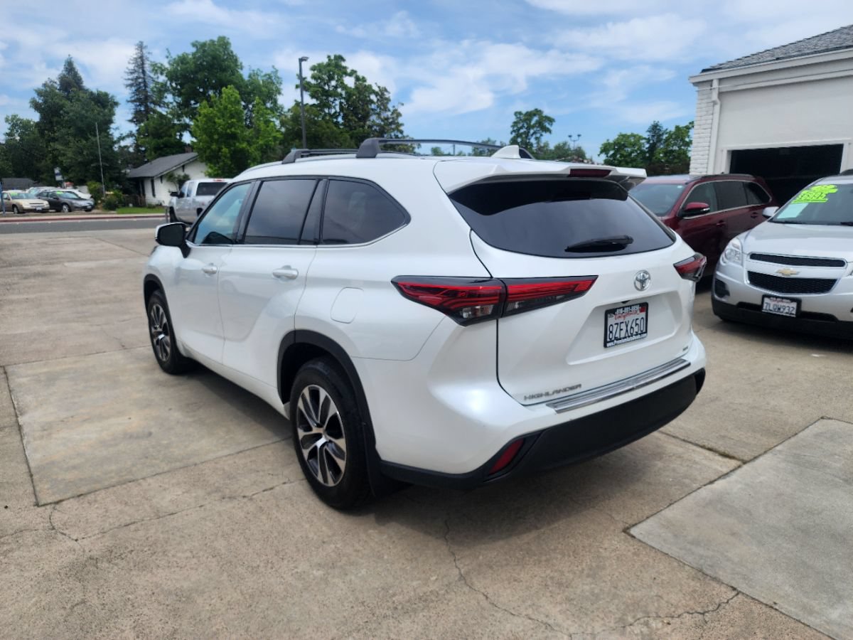 Used 2022 Toyota Highlander XLE FWD image 3