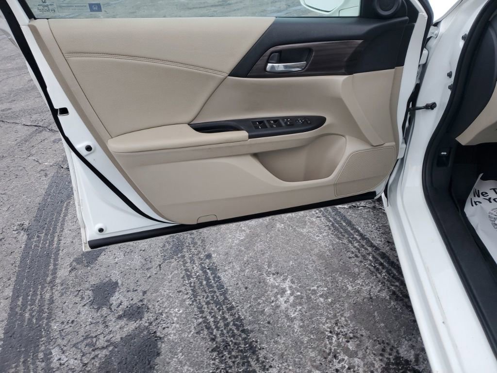 Used 2017 Honda Accord EX image 11