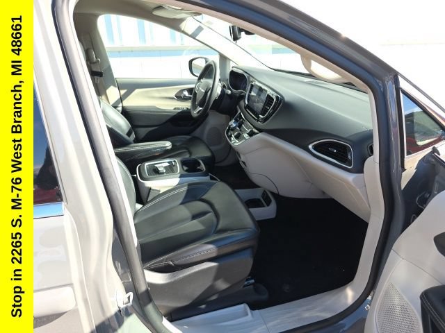 Used 2023 Chrysler Pacifica Touring-L FWD image 42