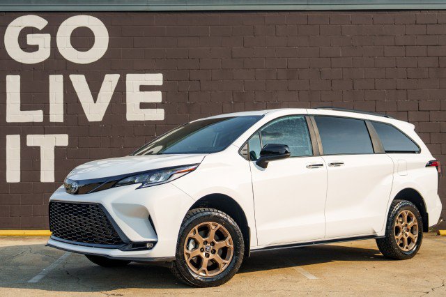 Used 2025 Toyota Sienna XSE w/ XSE Plus Package image 9