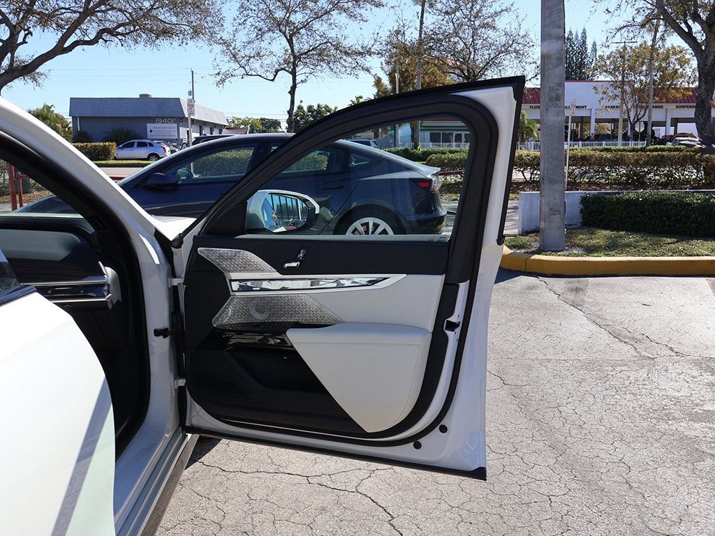 Used 2023 BMW 760i xDrive image 28