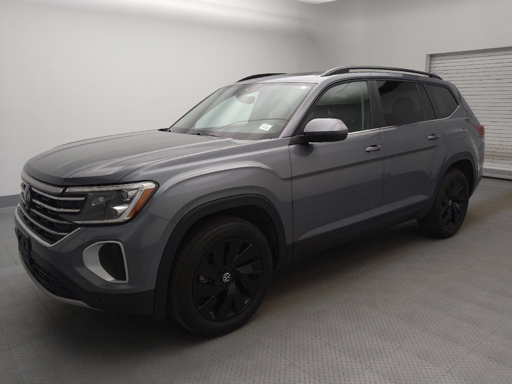 Used 2024 Volkswagen Atlas SE w/ Panoramic Sunroof Package FWD image 2