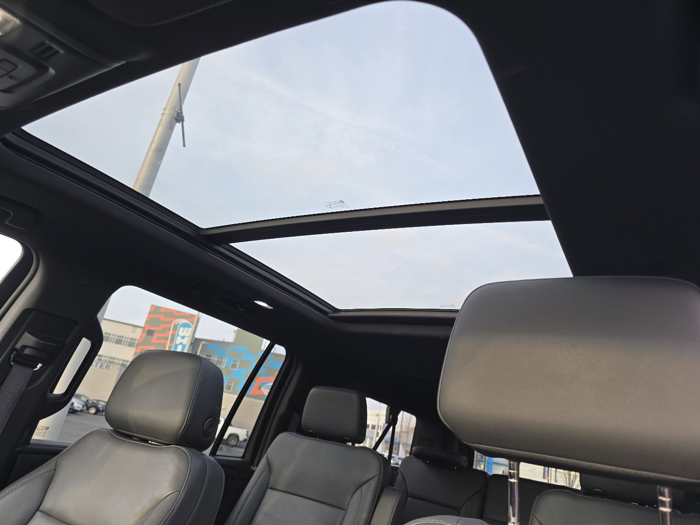 Used 2022 Chevrolet Suburban LT w/ LT Signature Plus Package image 3