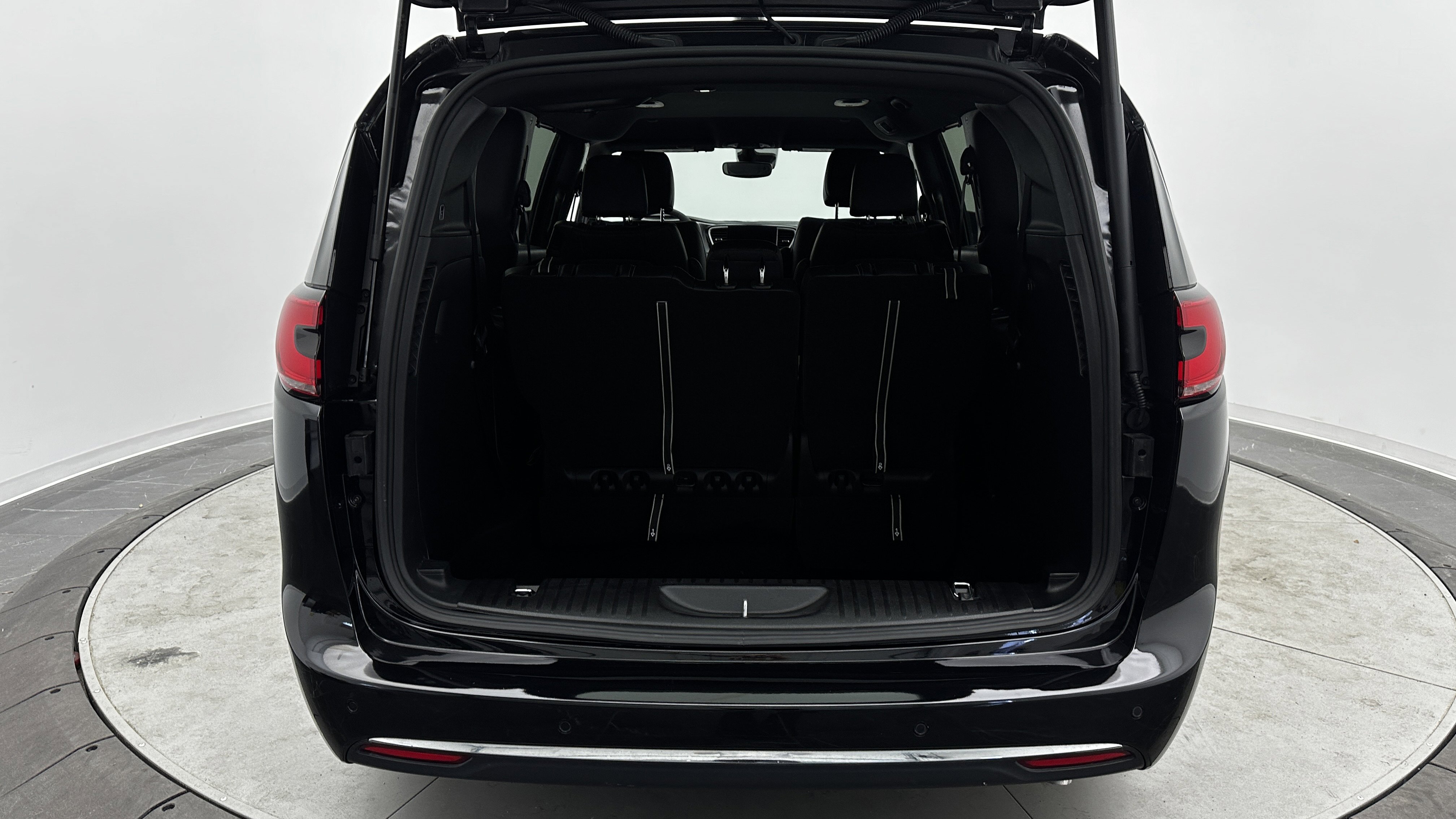 Used 2025 Chrysler Pacifica Select image 34