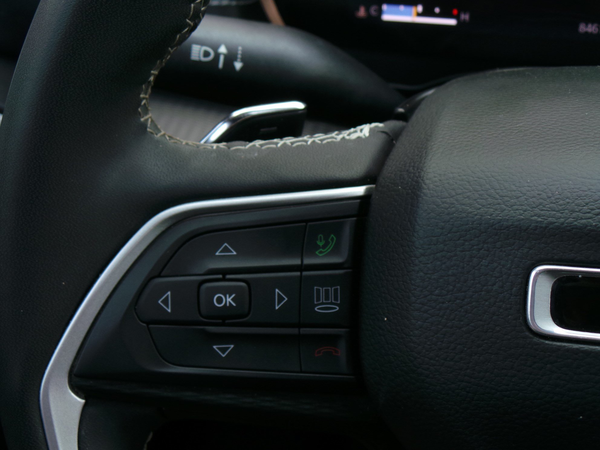 Used 2023 Jeep Grand Cherokee Altitude AWD/4WD image 29
