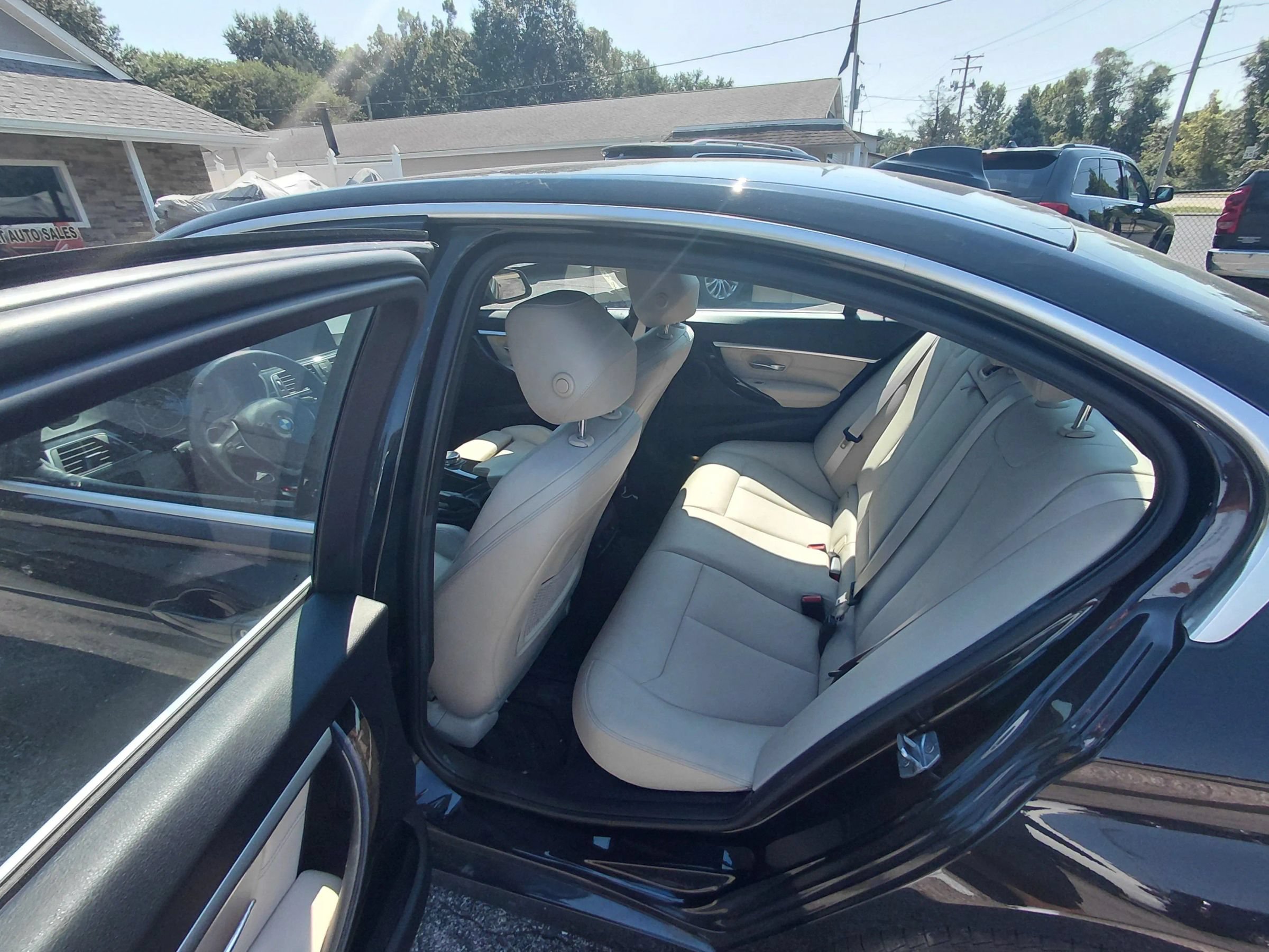 Used 2017 BMW 330i xDrive Sedan AWD/4WD image 11