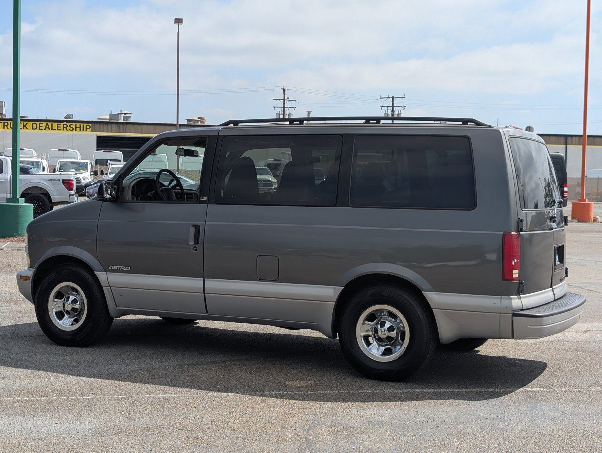 Used 2000 Chevrolet Astro Extended Passenger Mini Van image 5