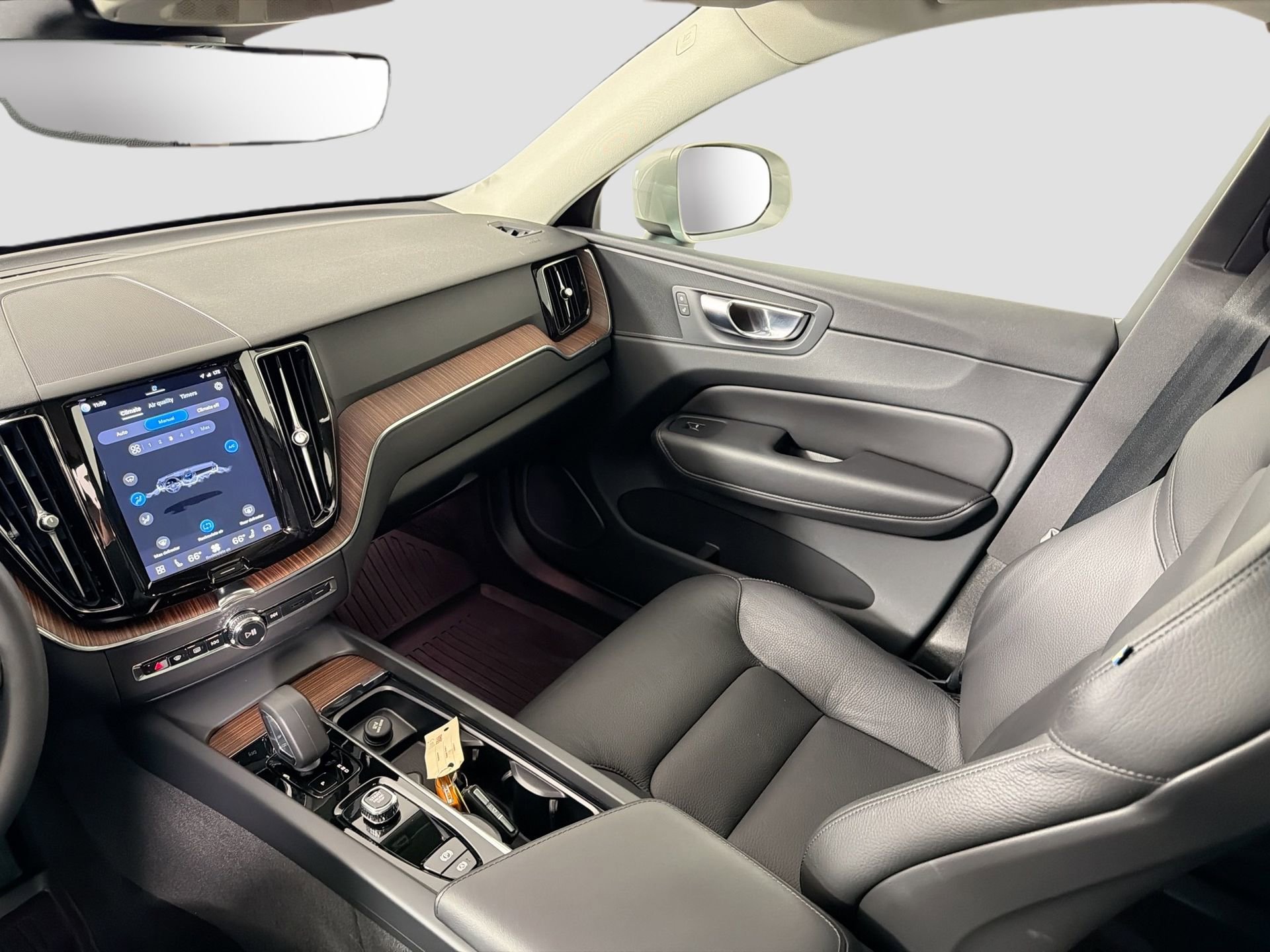 Certified 2023 Volvo XC60 B5 Plus w/ Protection Package Premier FWD image 24
