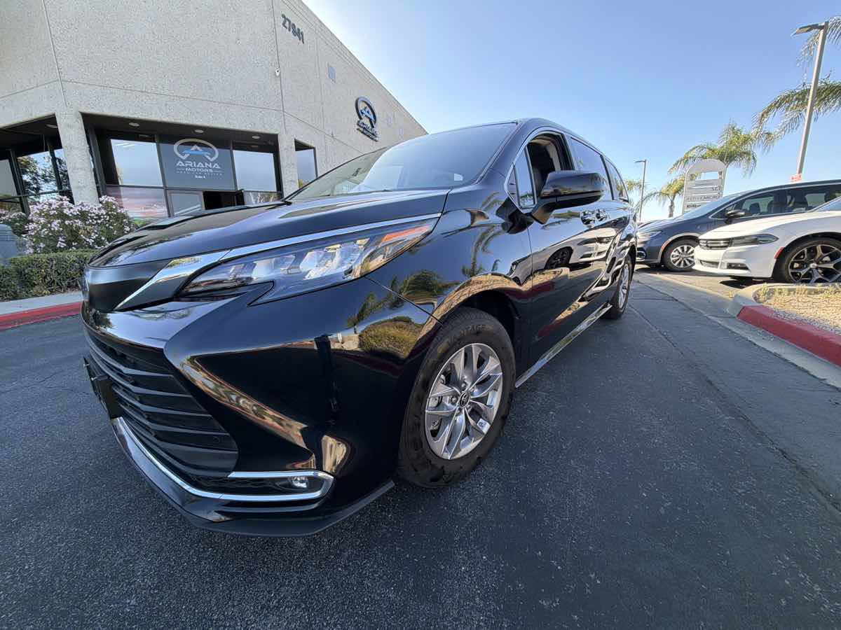 Used 2024 Toyota Sienna XLE FWD image 16