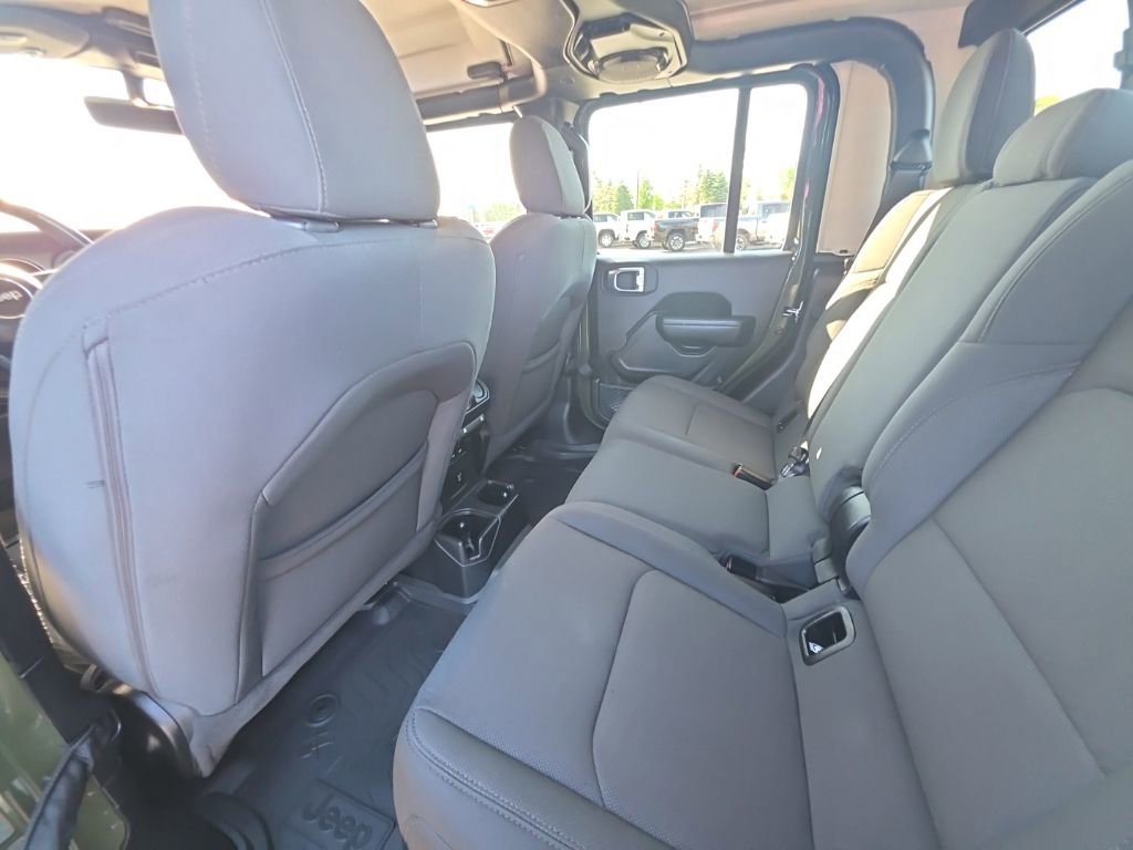 Used 2022 Jeep Gladiator Sport AWD/4WD image 13