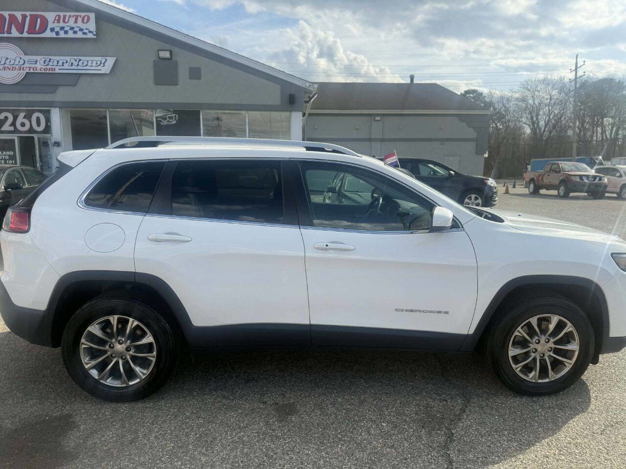 Used 2019 Jeep Cherokee Latitude Plus AWD/4WD image 8