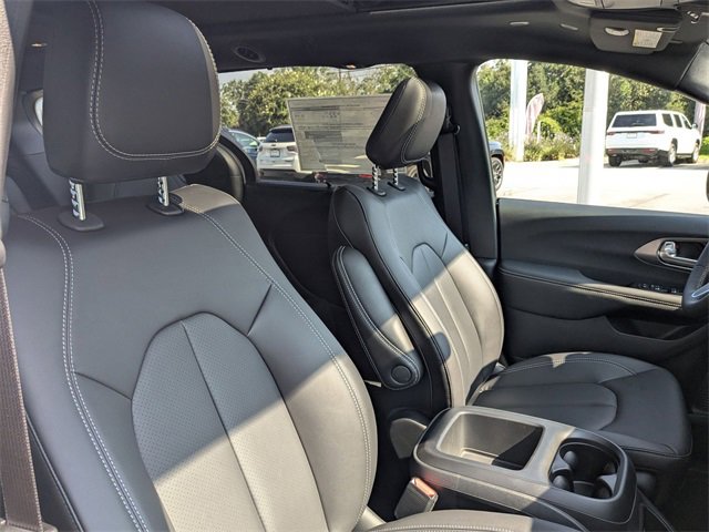 New 2025 Chrysler Pacifica Select image 31
