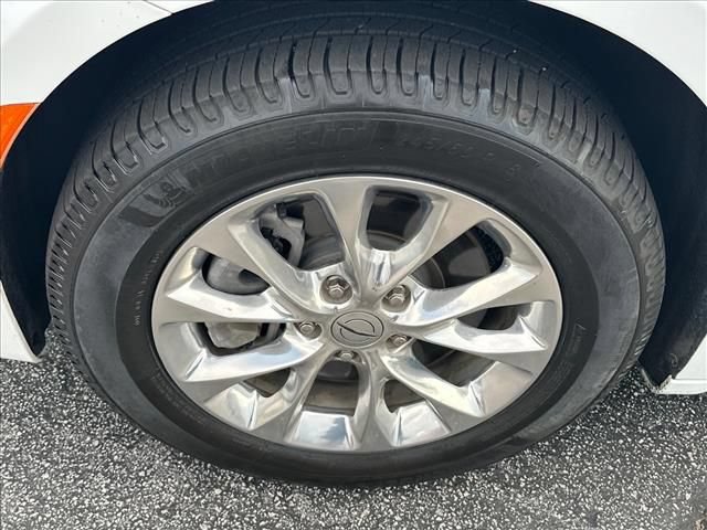 Used 2023 Chrysler Pacifica Touring-L AWD/4WD image 34