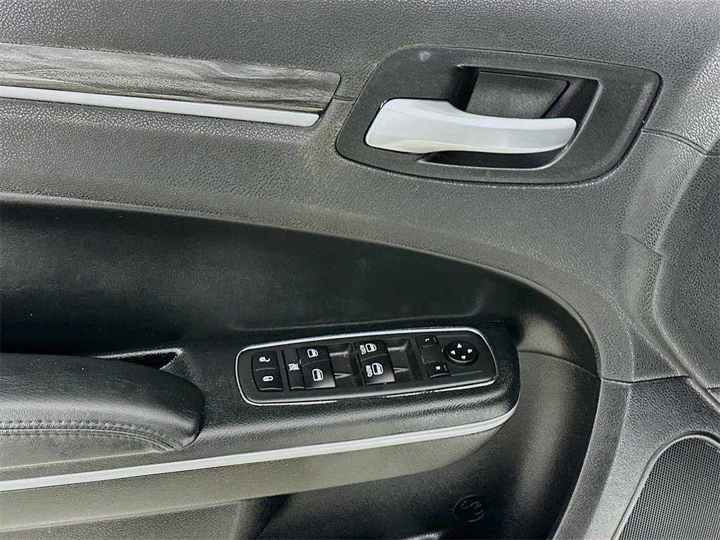 Used 2020 Chrysler 300 Touring L w/ Value Package image 21