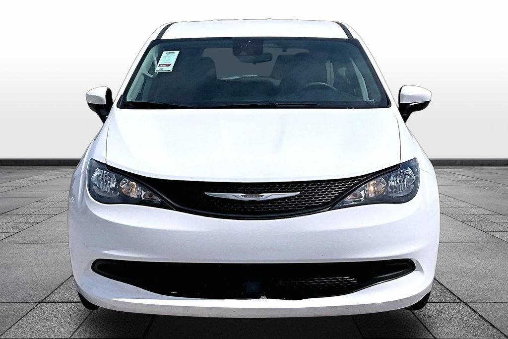 Used 2023 Chrysler Voyager LX FWD image 3