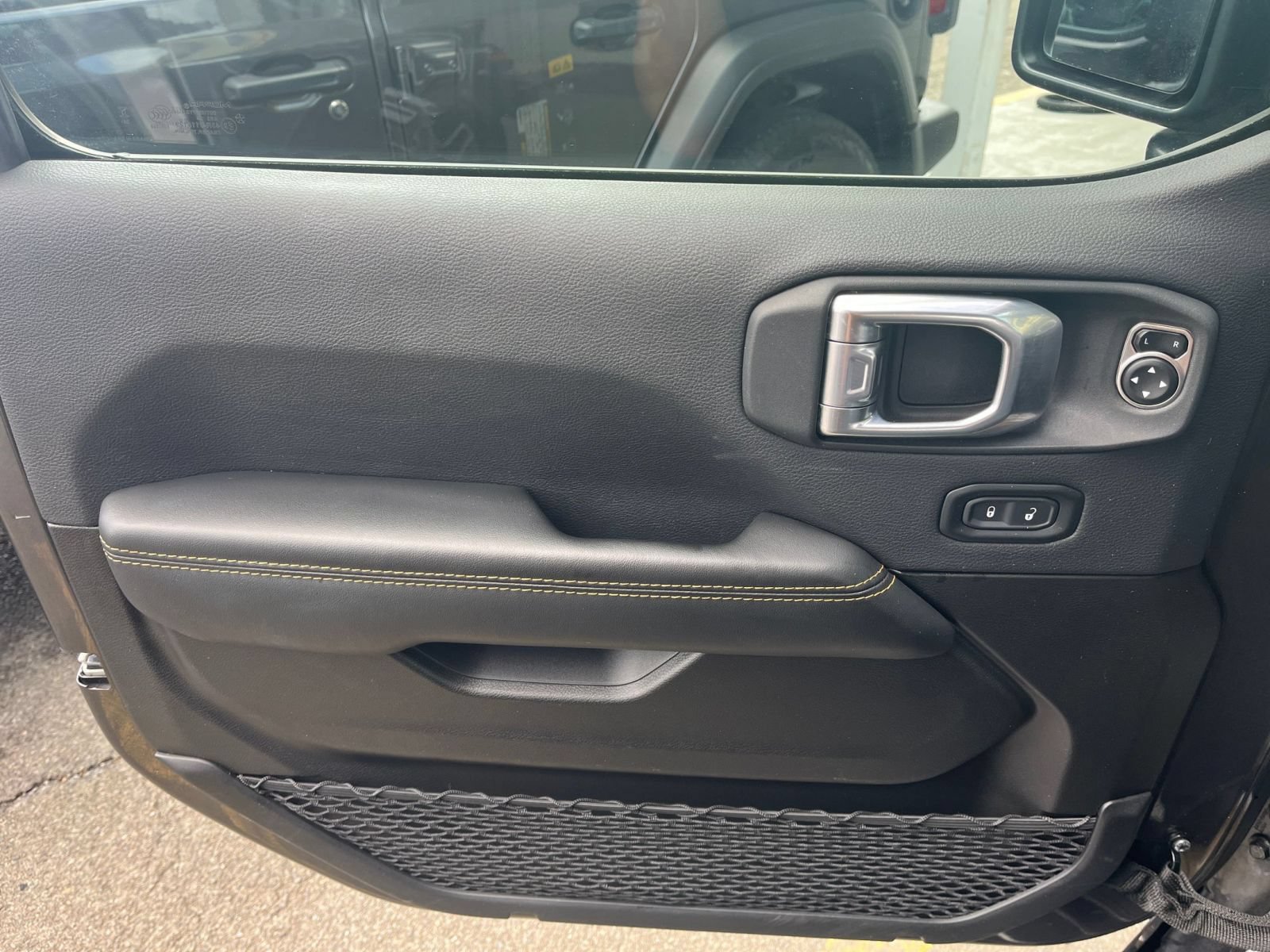 Used 2025 Jeep Wrangler Unlimited Sahara AWD/4WD image 18