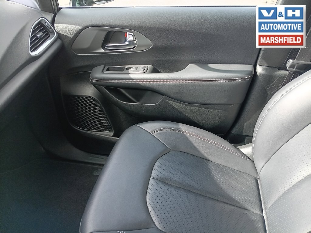 Used 2025 Chrysler Pacifica Select FWD image 13