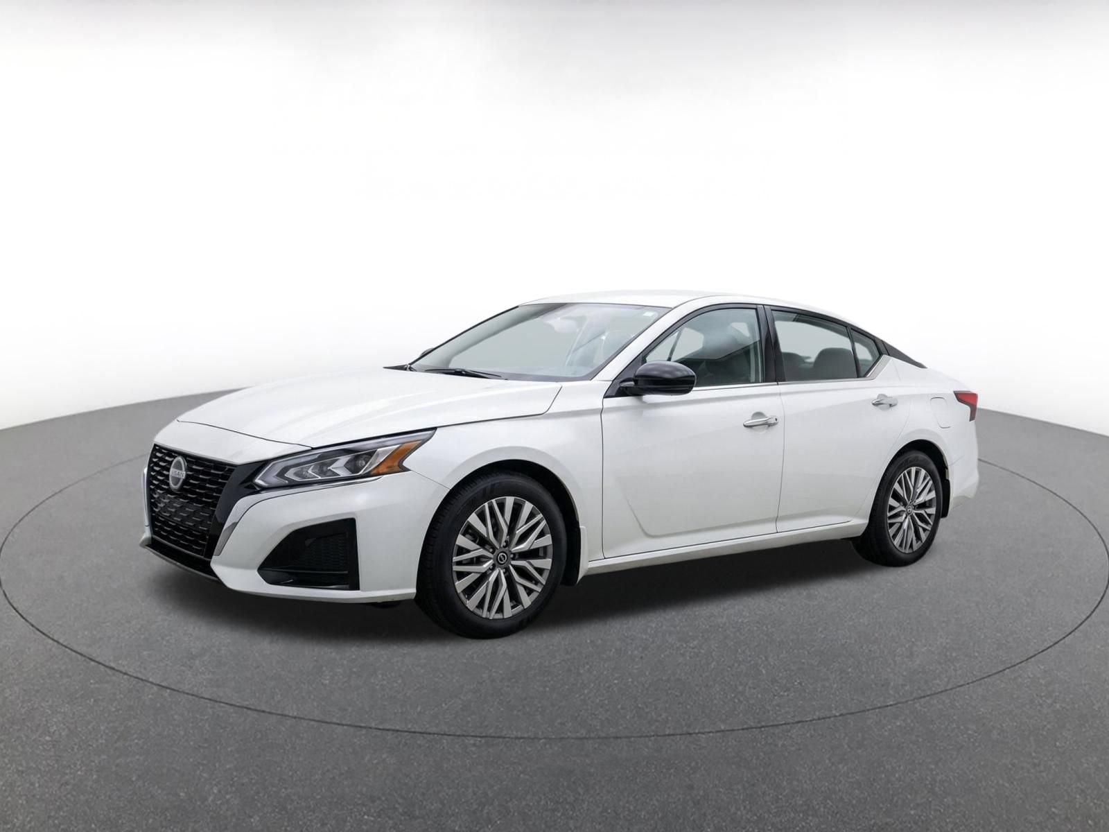 Used 2025 Nissan Altima 2.5 SV FWD image 3