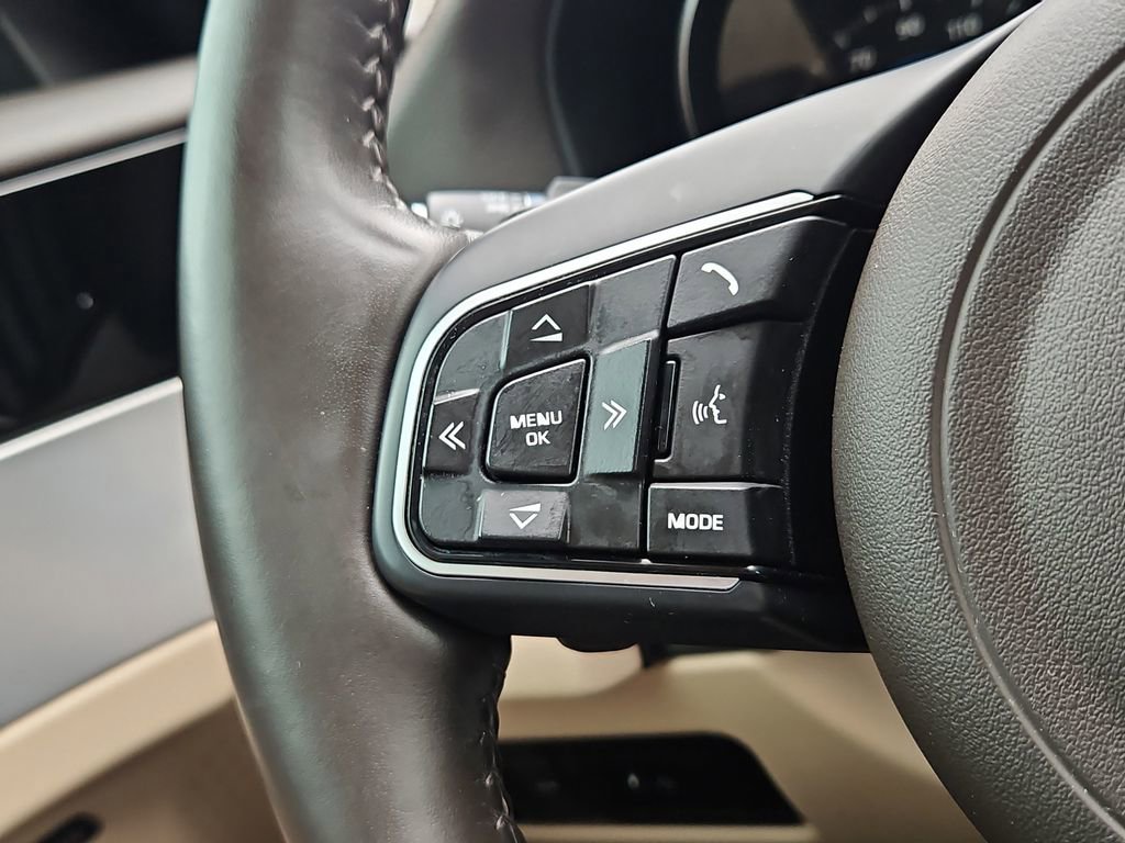 Used 2020 Jaguar XF Premium image 29