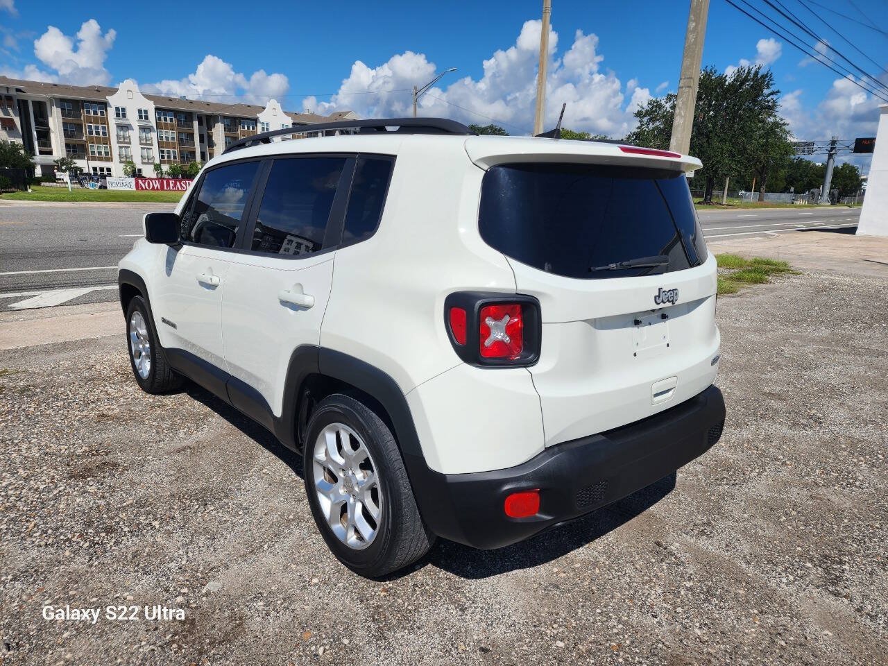 Used 2018 Jeep Renegade Latitude FWD image 9