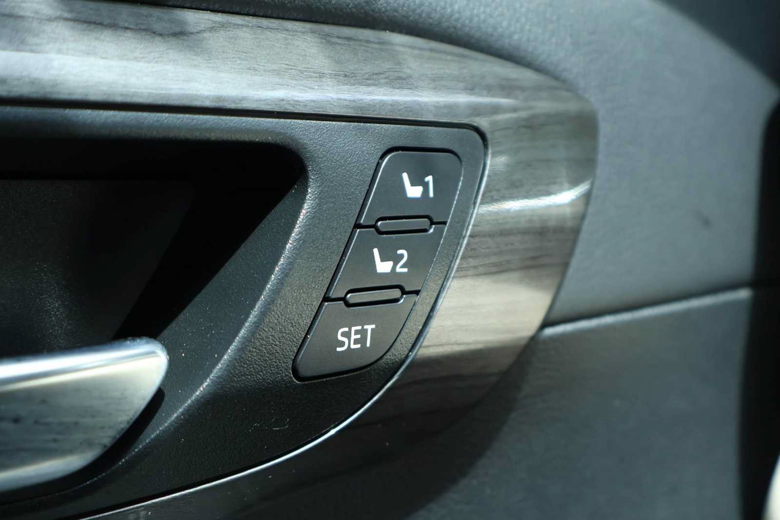 Used 2024 Toyota Highlander Limited FWD image 25