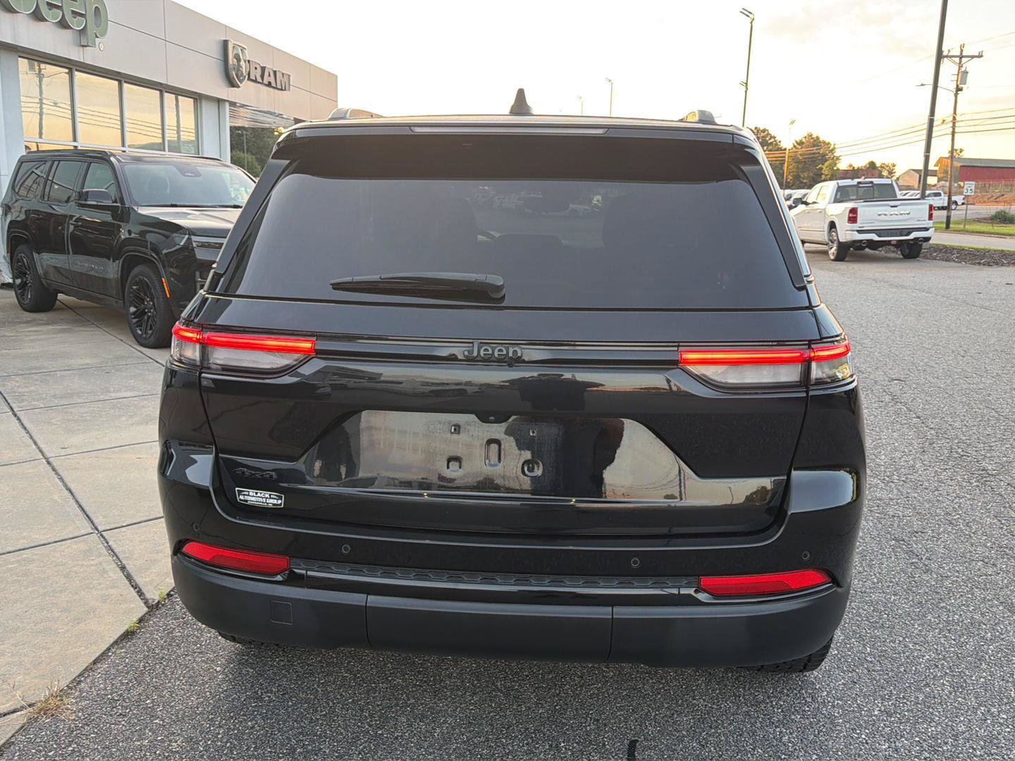 Used 2023 Jeep Grand Cherokee Altitude AWD/4WD image 19