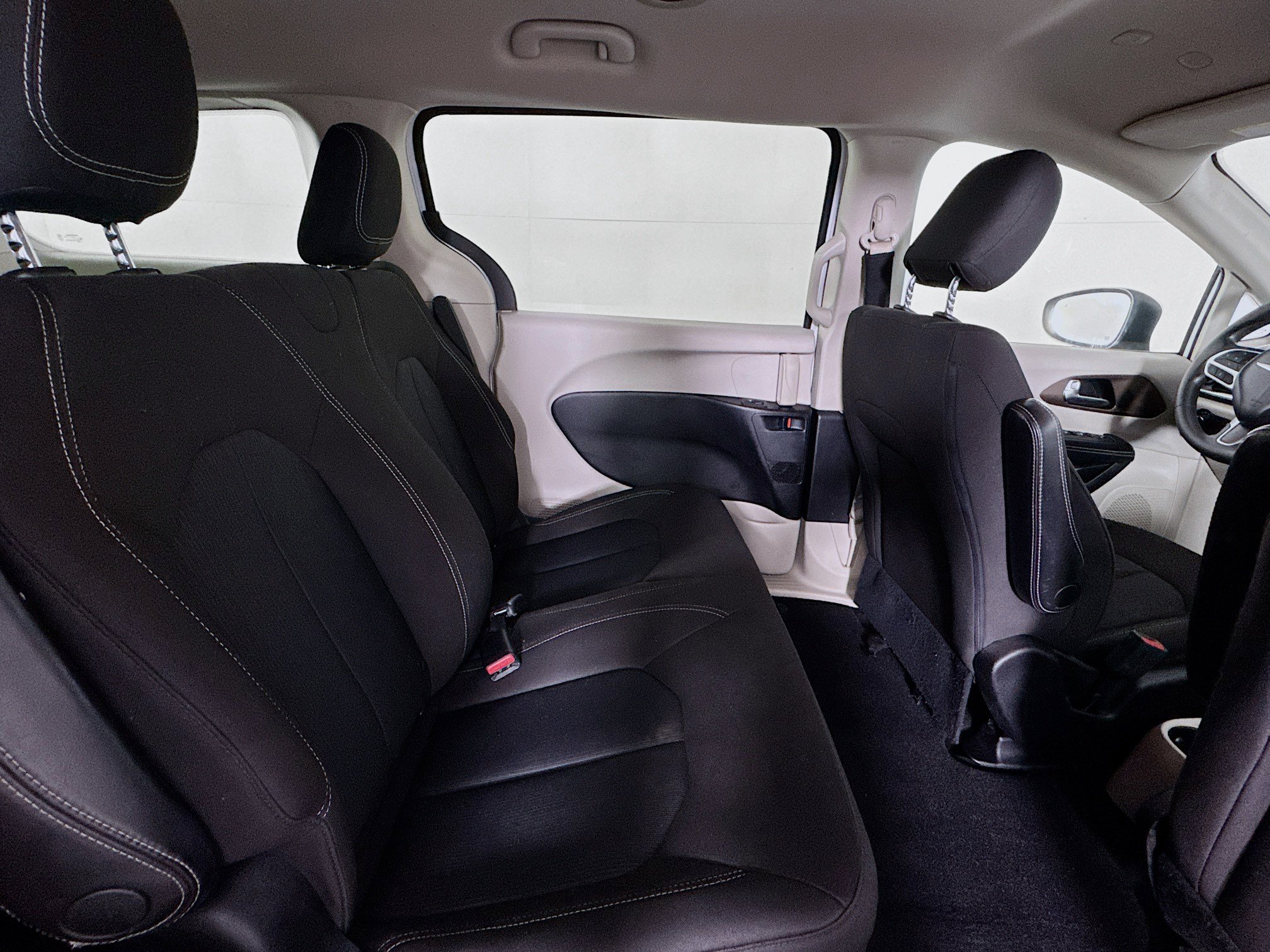 Used 2020 Chrysler Voyager L FWD image 25