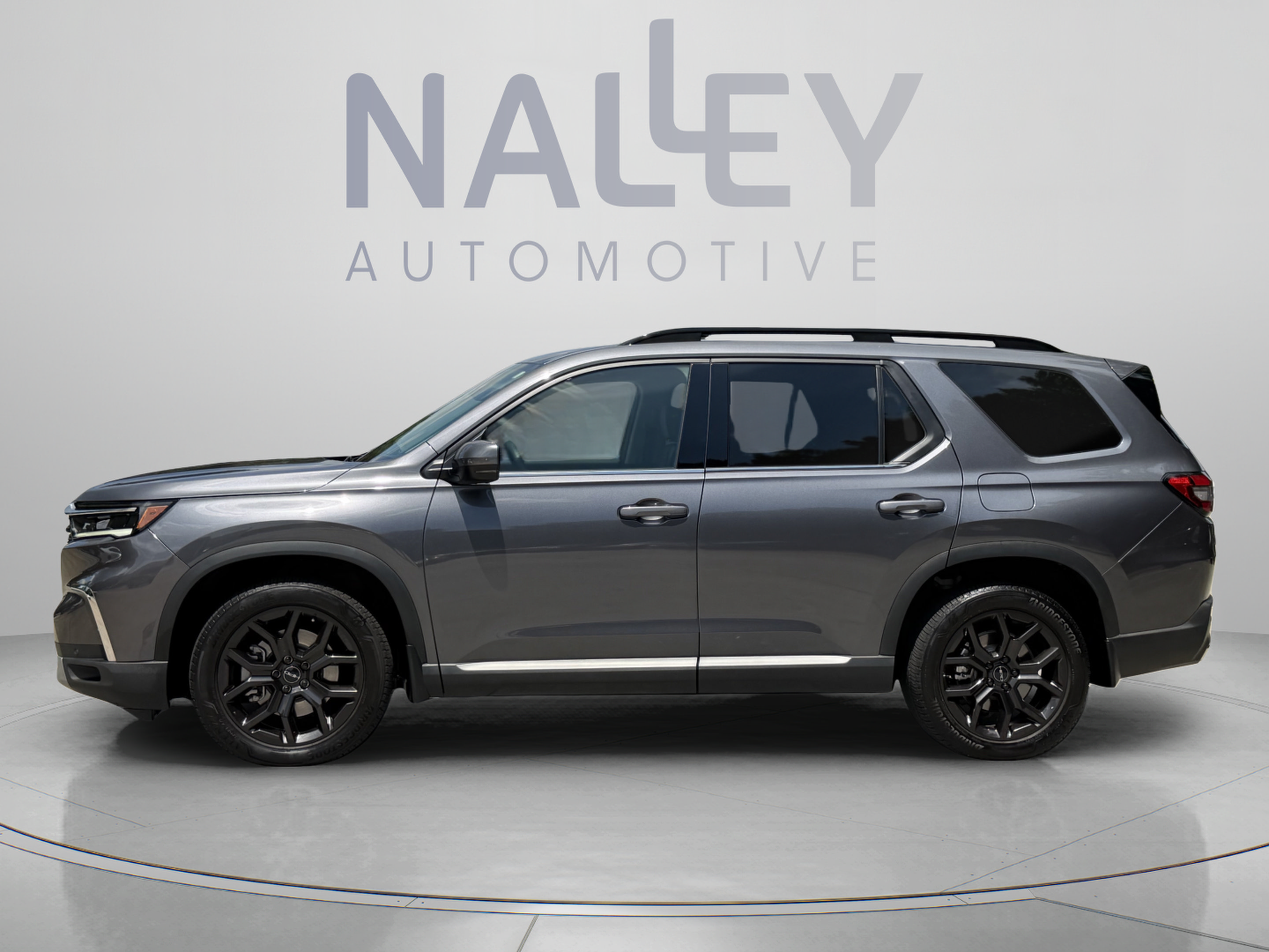 Used 2025 Honda Pilot Touring image 2
