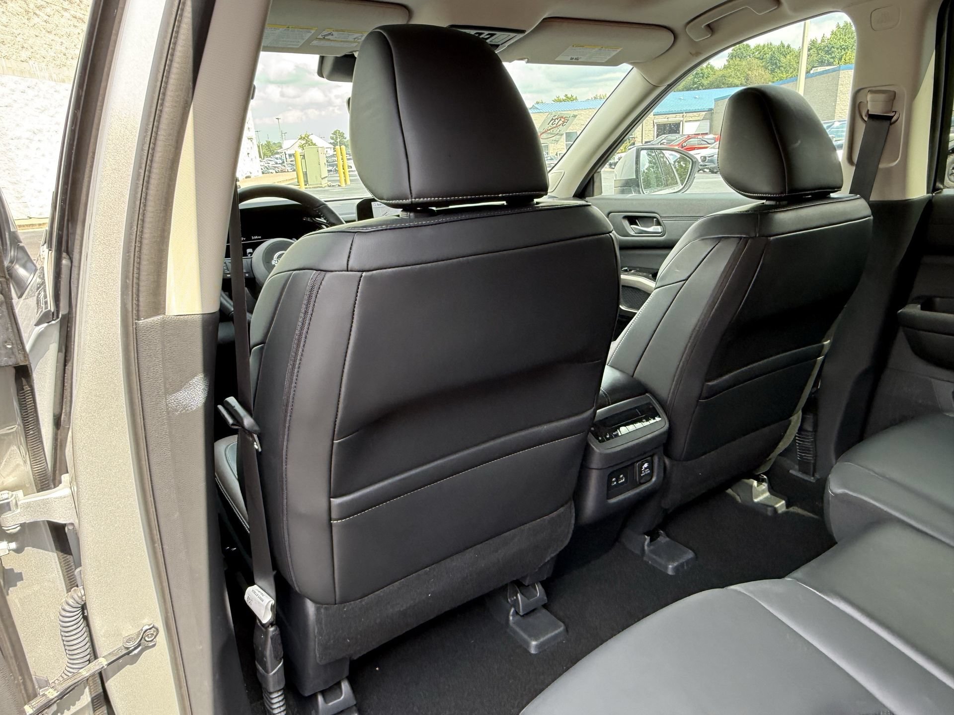 Used 2025 Nissan Pathfinder Platinum w/ Cargo Package AWD/4WD image 19