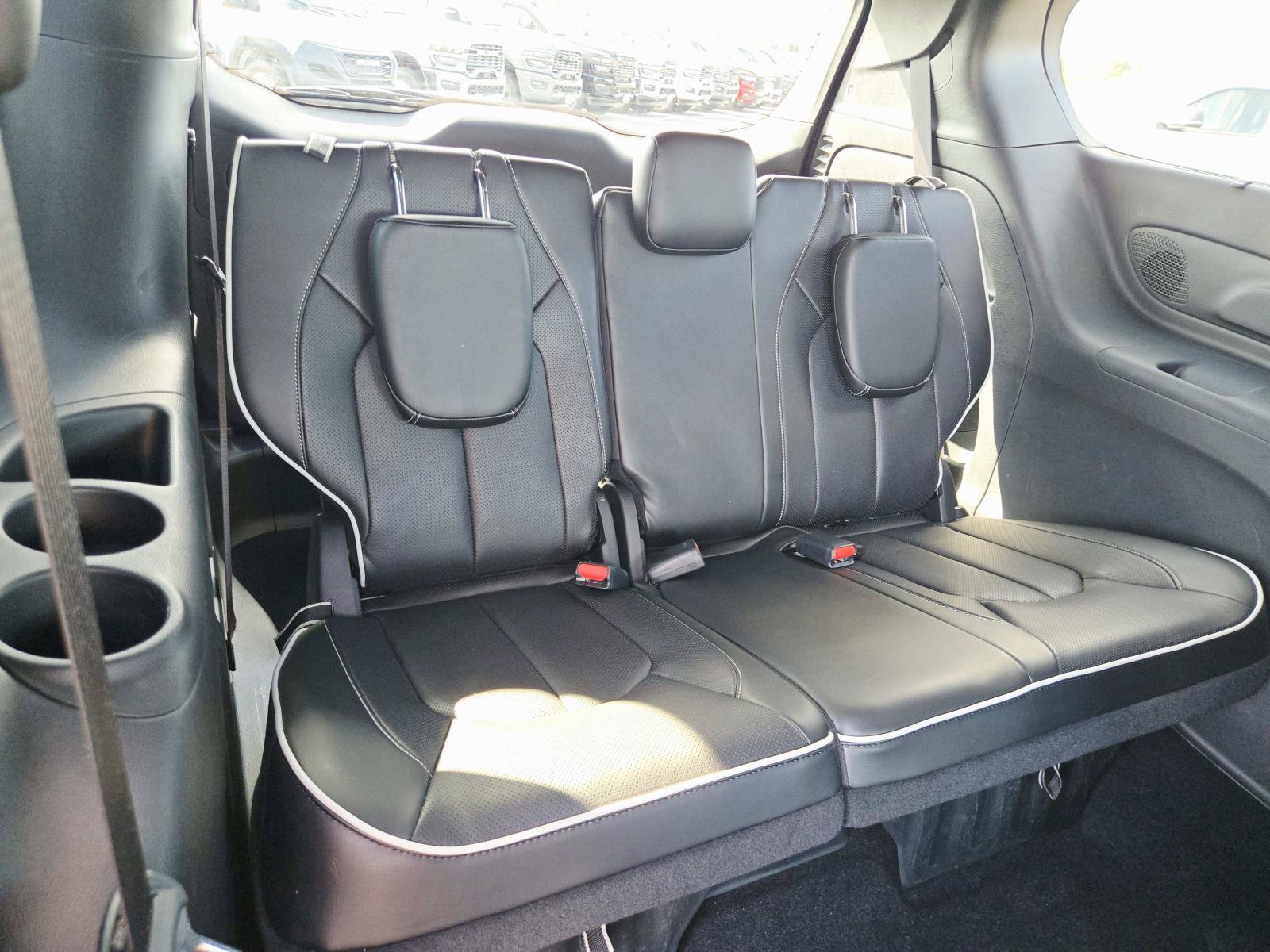 Used 2024 Chrysler Pacifica Limited w/ S Appearance Package FWD image 17