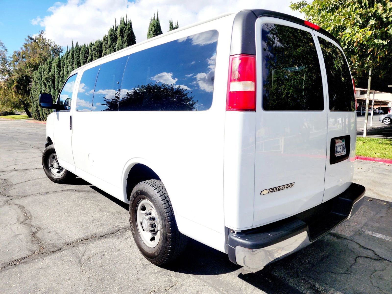 Used 2018 Chevrolet Express 2500 LT w/ LT Preferred Equipment Group image 6