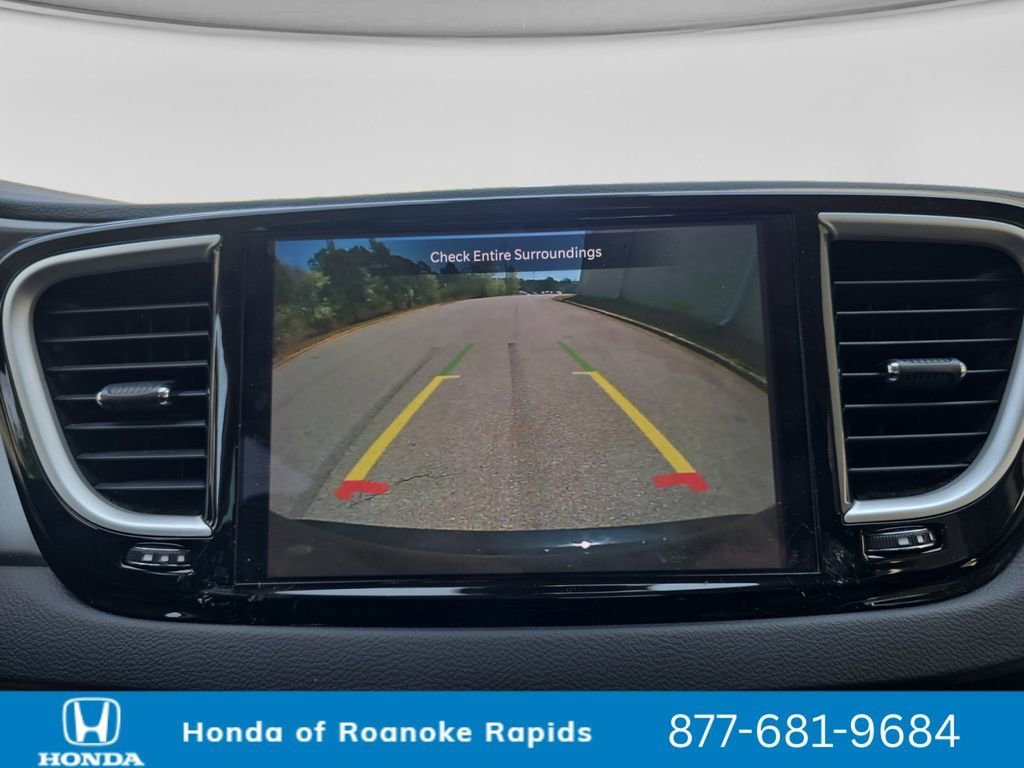 Used 2023 Chrysler Pacifica Touring-L image 22