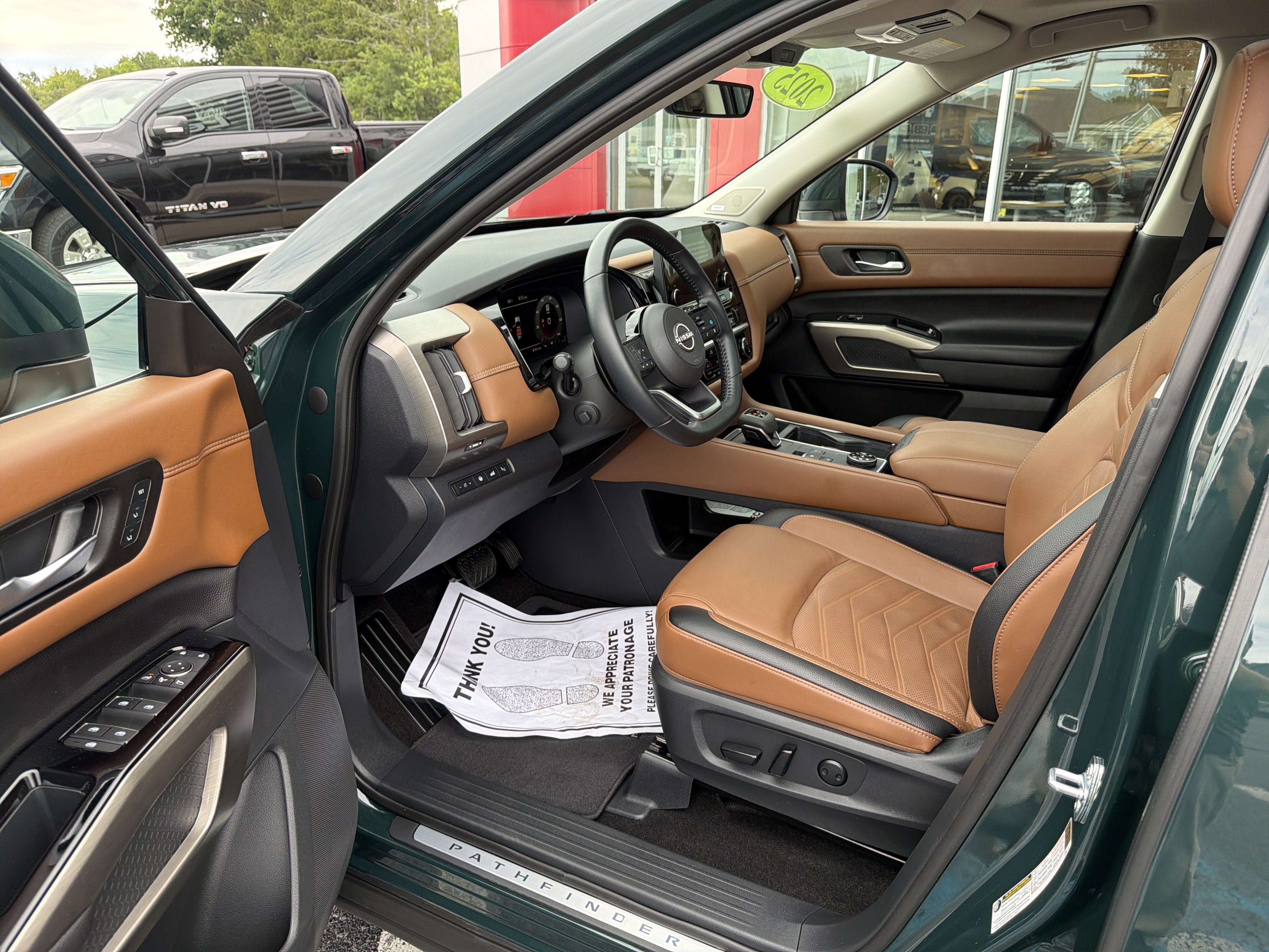 Certified 2025 Nissan Pathfinder Platinum w/ Black Appearance Package AWD/4WD image 2