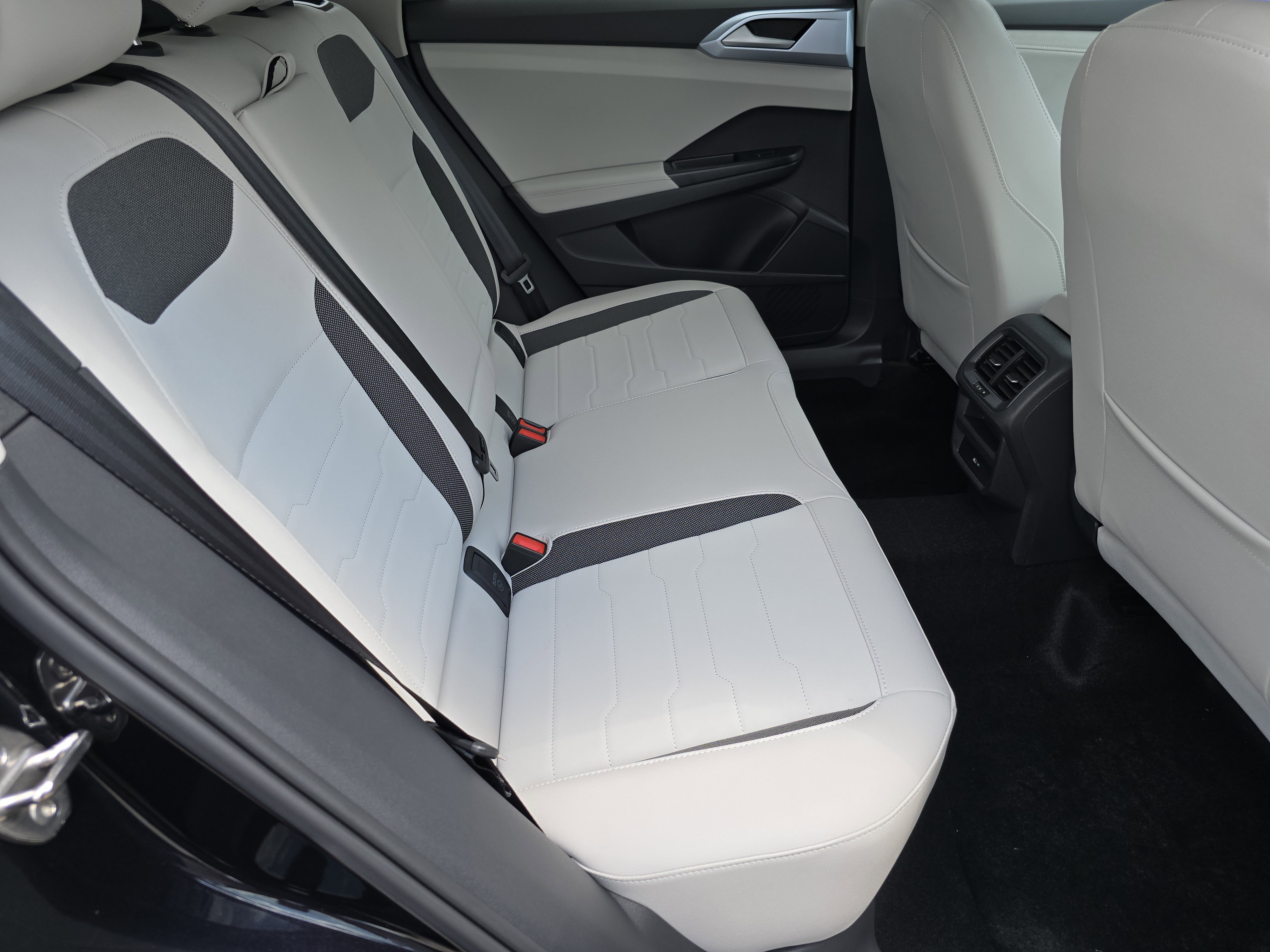 New 2025 Volkswagen Taos SE image 19