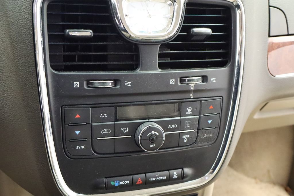 Used 2014 Chrysler Town & Country Touring FWD image 27