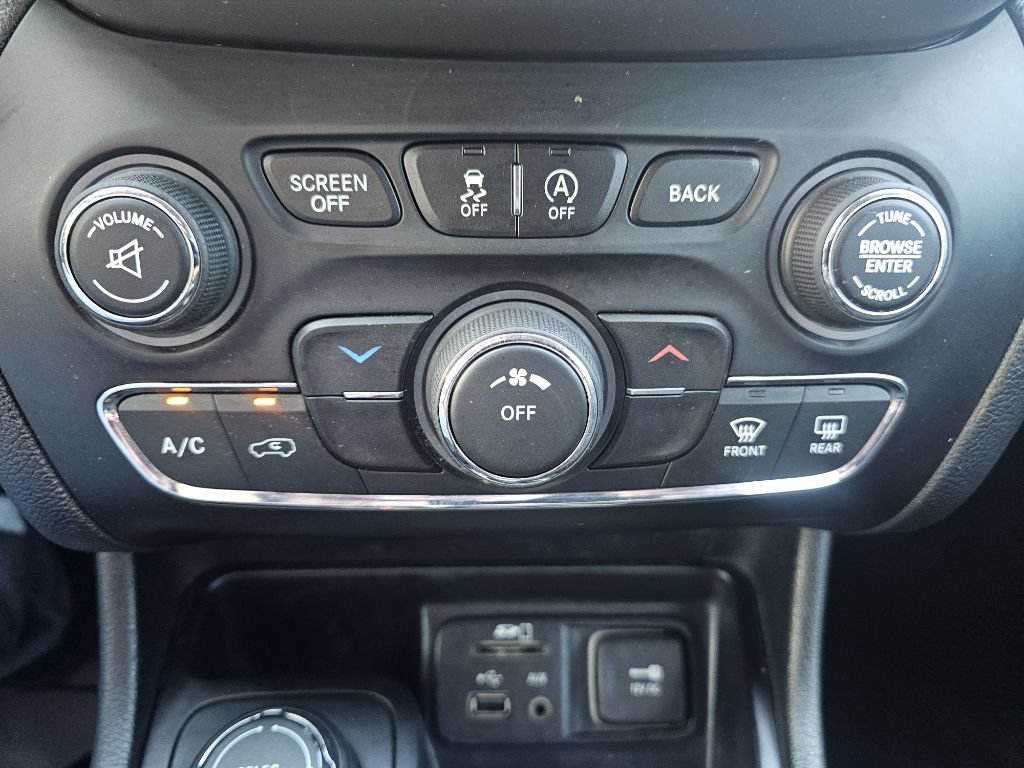 Used 2016 Jeep Cherokee Latitude w/ Safety/Convenience Group AWD/4WD image 30