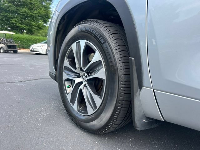Used 2021 Toyota Highlander XLE AWD/4WD image 13