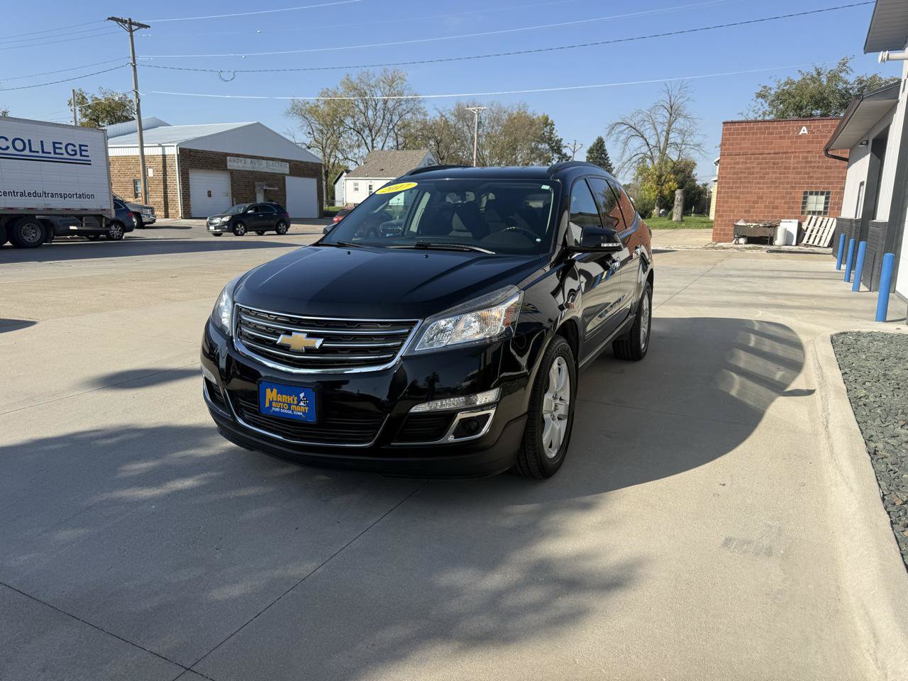 Used 2017 Chevrolet Traverse LT w/ Style and Technology Package AWD/4WD image 3