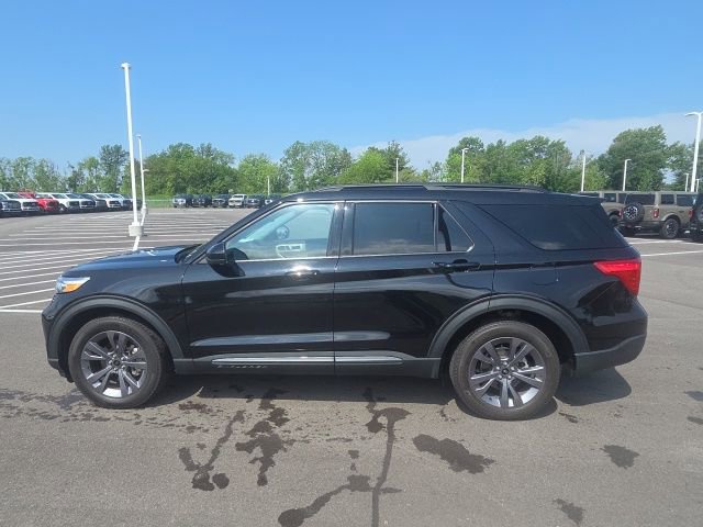 Used 2024 Ford Explorer XLT w/ Equipment Group 202A AWD/4WD image 16