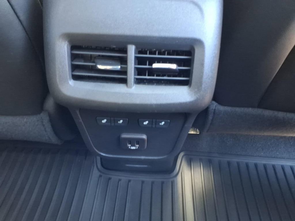 Used 2023 Chevrolet Equinox Premier image 14