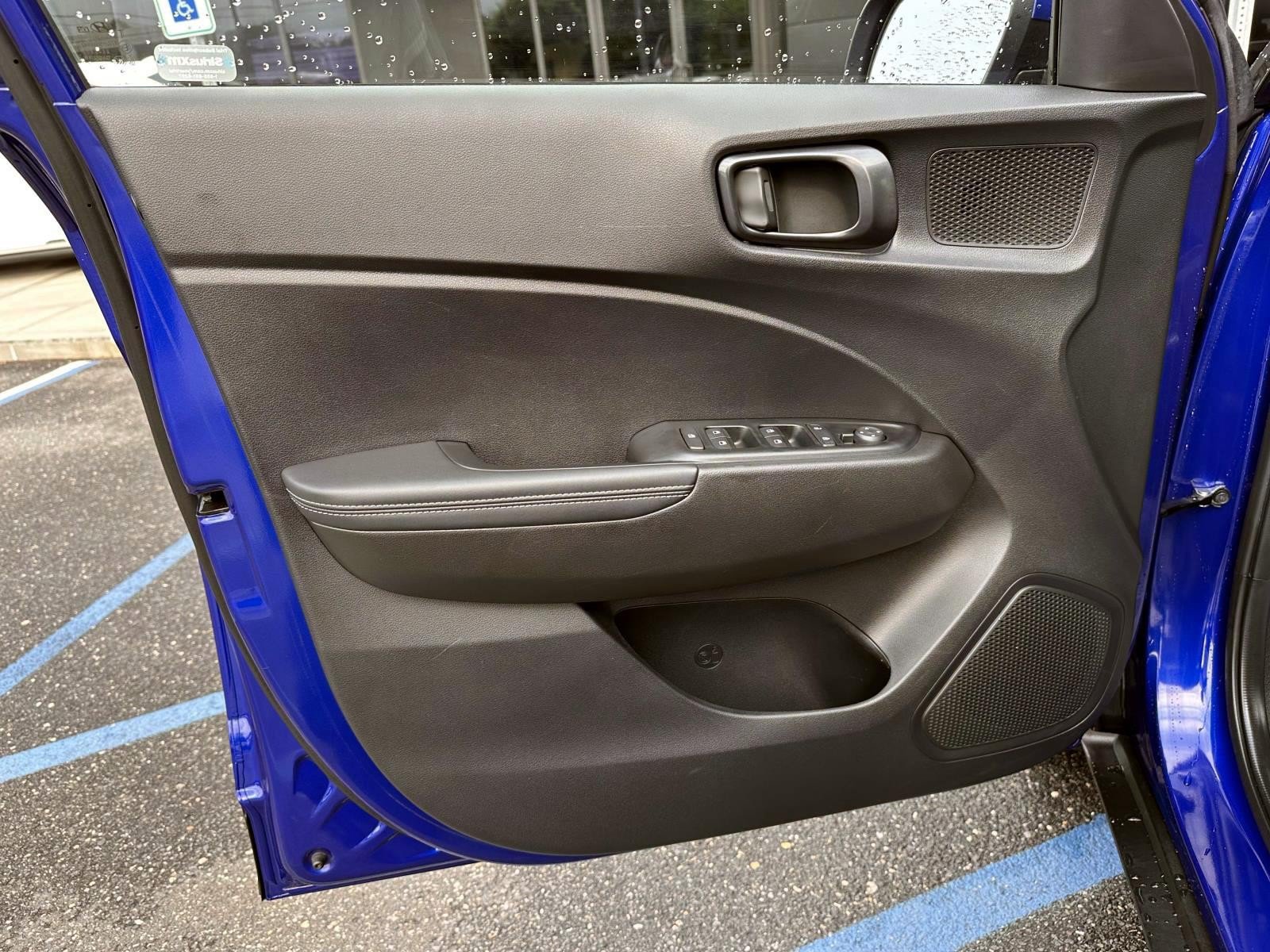 Used 2022 Hyundai Venue Limited FWD image 8