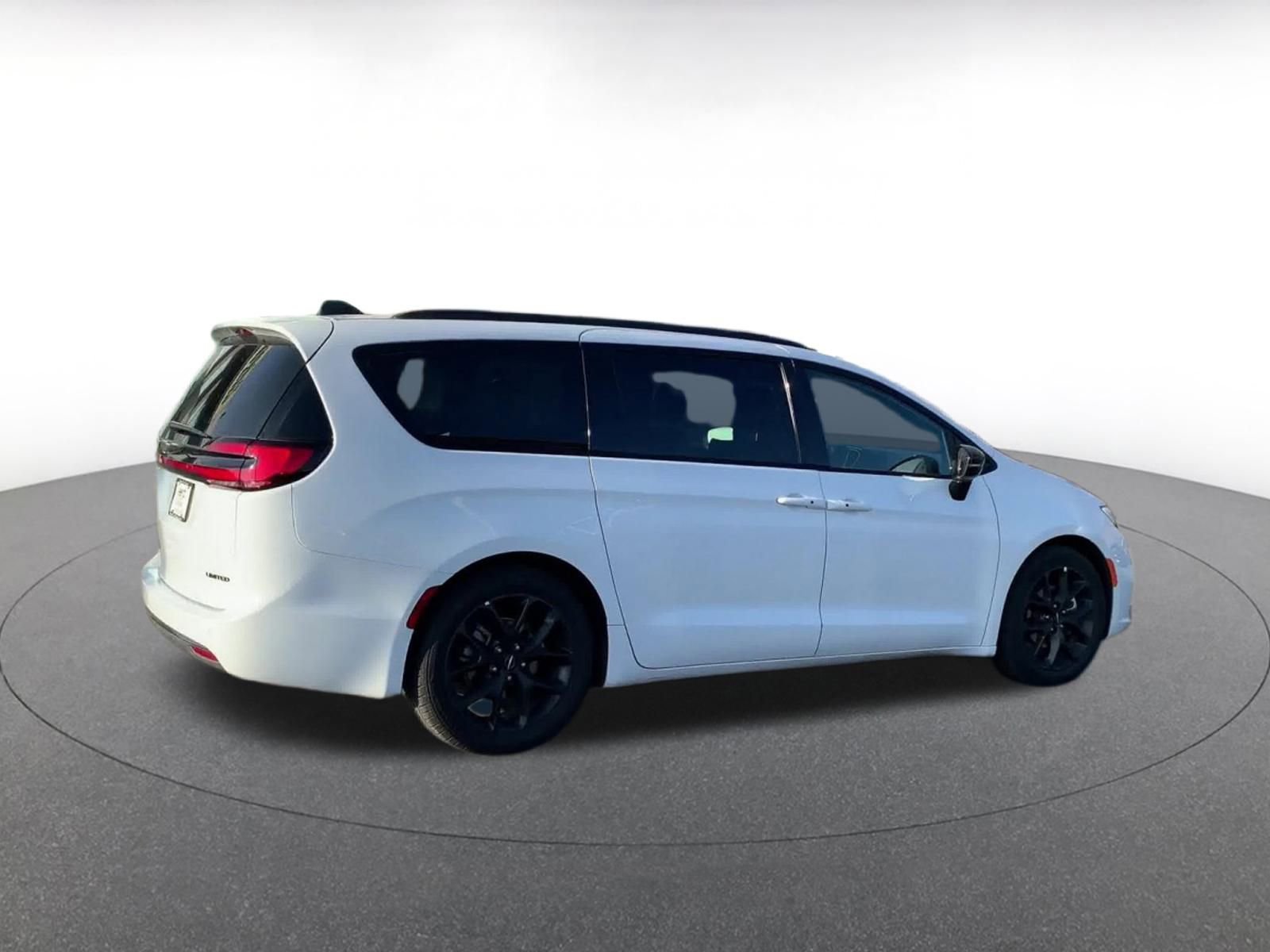 Used 2025 Chrysler Pacifica Limited image 15