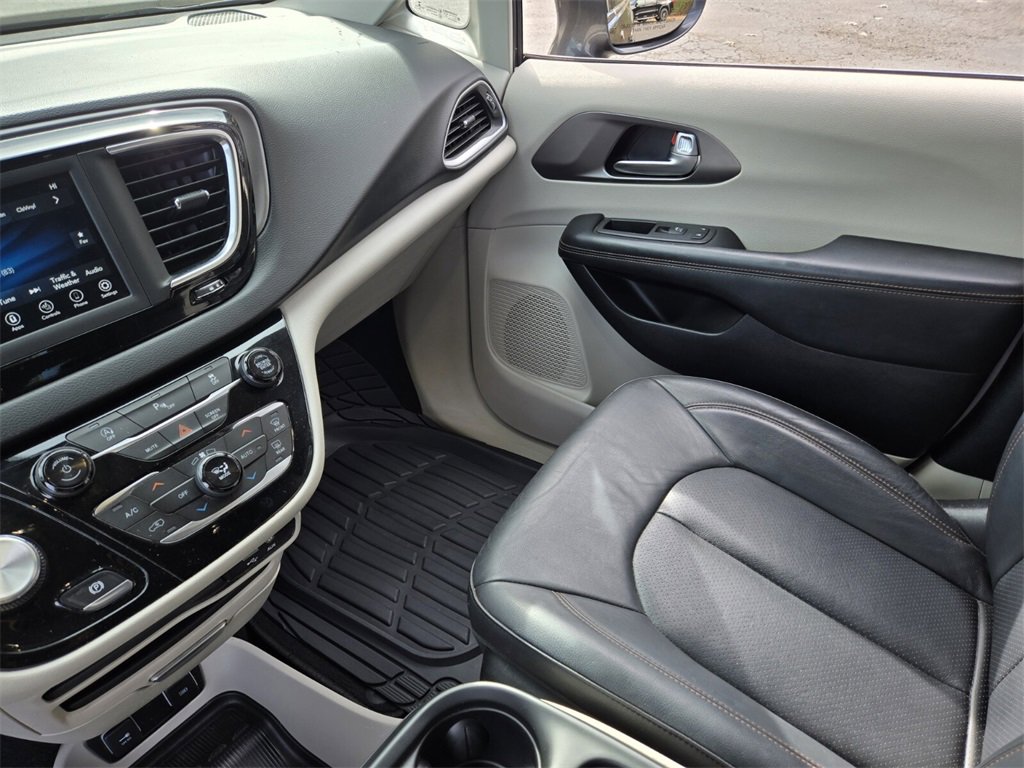 Used 2020 Chrysler Pacifica Touring-L image 30