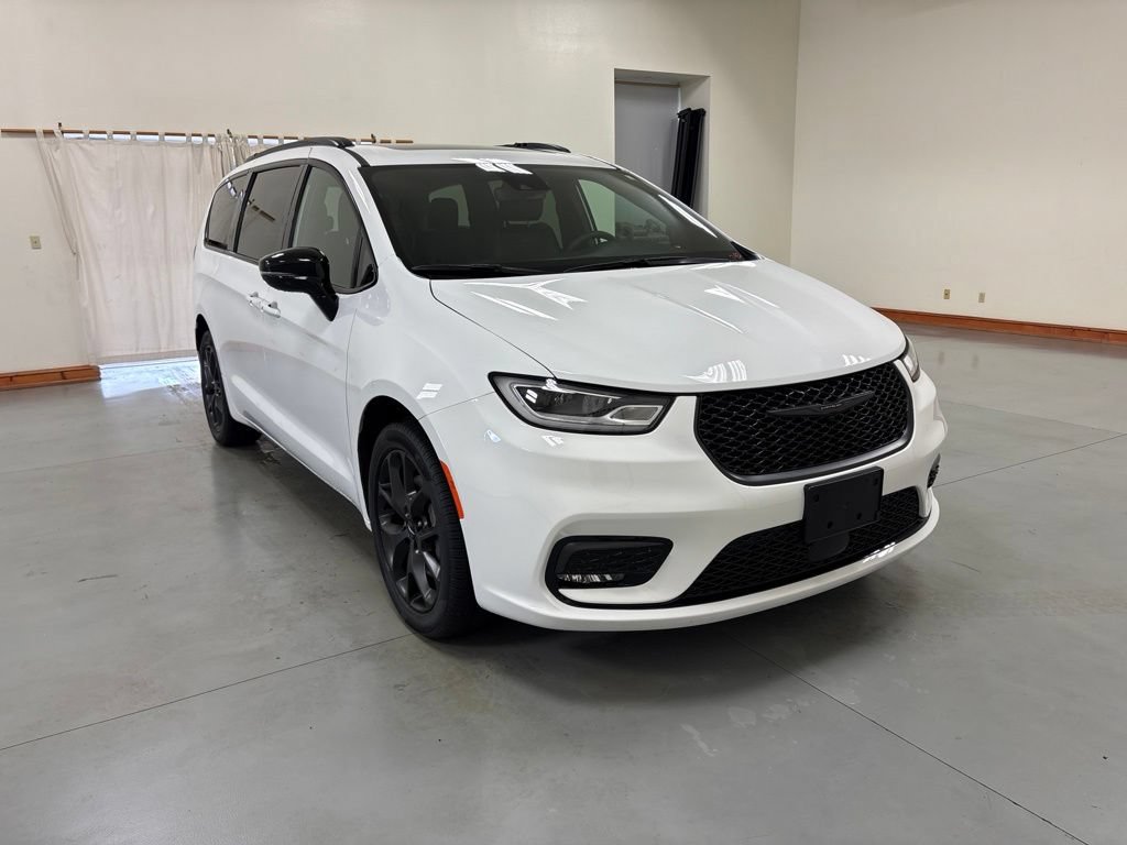 Used 2024 Chrysler Pacifica Touring-L w/ S Appearance Package AWD/4WD image 2