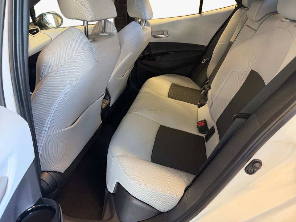 Used 2026 Toyota Corolla SE FWD image 16